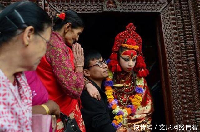 尼泊尔“活女神”悲哀:被禁锢在寺庙,双脚不能触地,最后孤独终