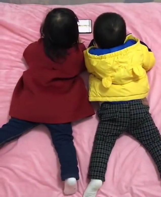 姿势|宝妈晒龙凤胎视频,发现这俩货动作“神同步”,直呼“心灵感应”