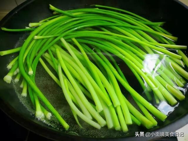 春天吃饺子，韭菜荠菜靠边站，用这菜做馅，一年之中现在最好吃