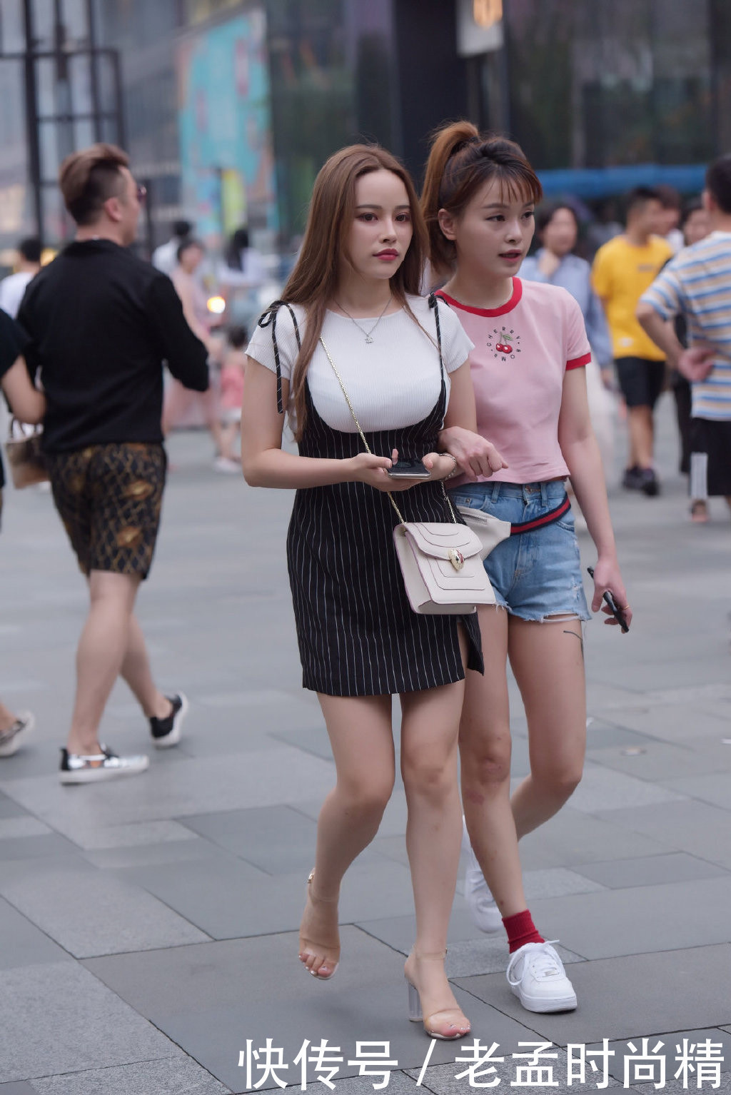 吊带短裙|街拍与闺蜜同行,选择适合自己的穿搭,才能美出专属的风格