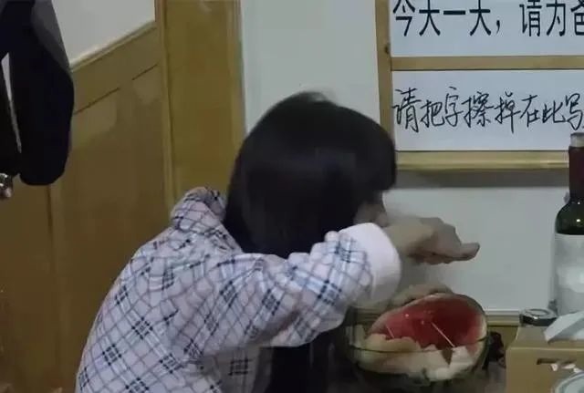 明星“吃水果”,赵丽颖暴露本性,千玺太重口味,她被批太做作!_样子