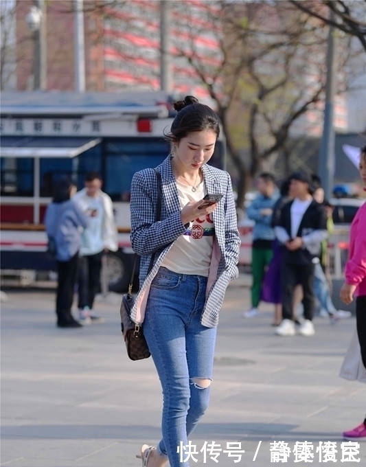 美女的优雅穿搭,牛仔裤展示秀丽身材,时尚可人充满精致感