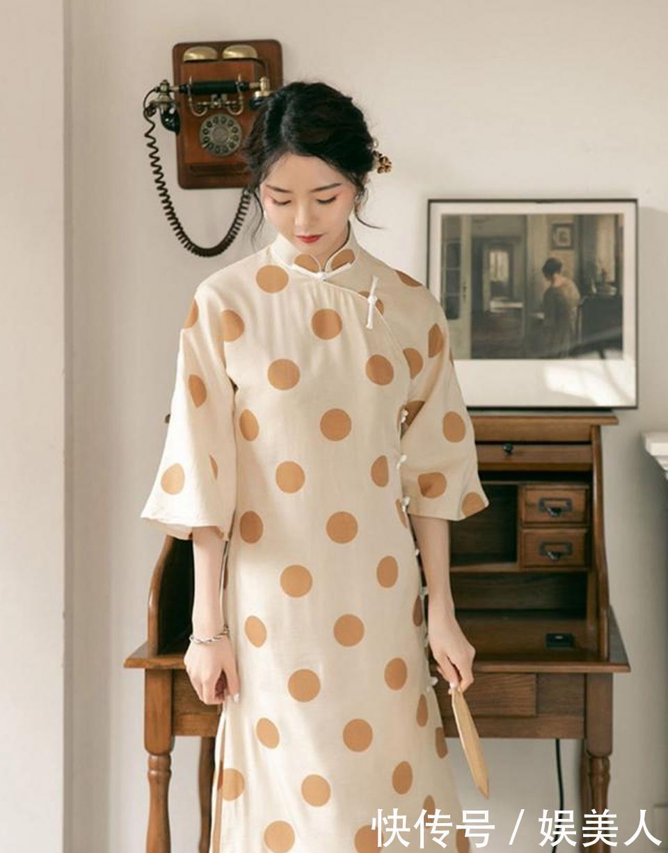 路人街拍,蕾丝设计的短袖搭配蓝裙子,简约唯美