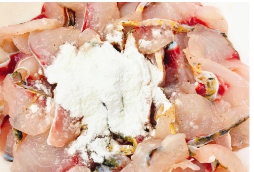 一妙|做酸菜鱼时,直接煮鱼片就废了!厨师长教您一妙招,鱼片不碎不散