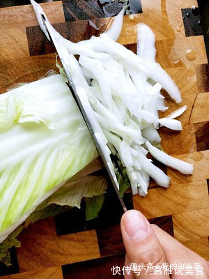 教你一个白菜新吃法,不用炒,不用油,做法超简单,比吃肉还过瘾