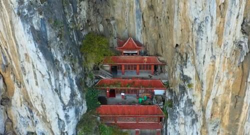 建在夹缝里的寺庙，隐蔽到让人难以发现，不得不佩服古人的智慧