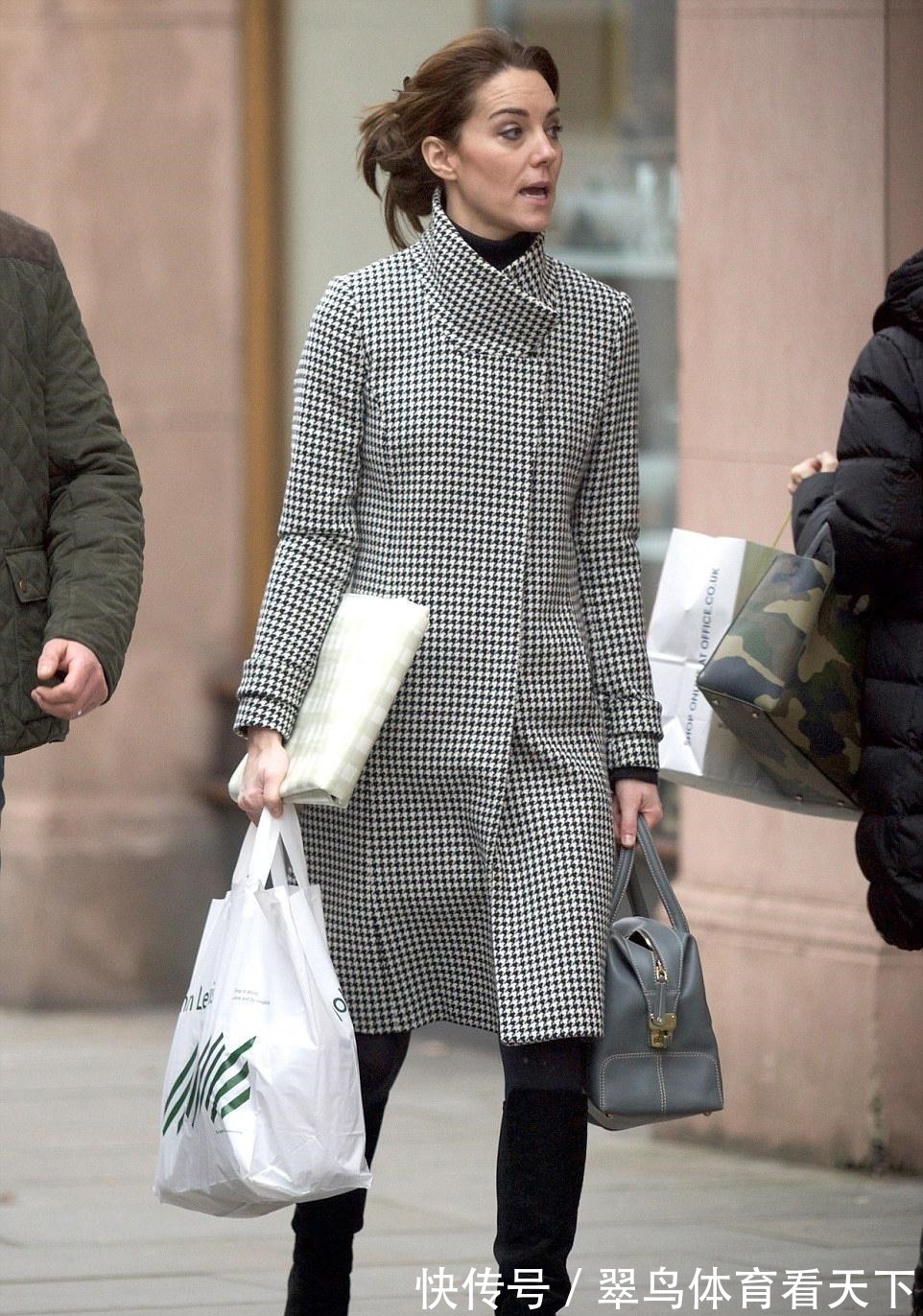 夏洛特公主 凯特王妃穿“千鸟格”大衣搭长靴, 时髦又大气! 凌乱发型十分显老!