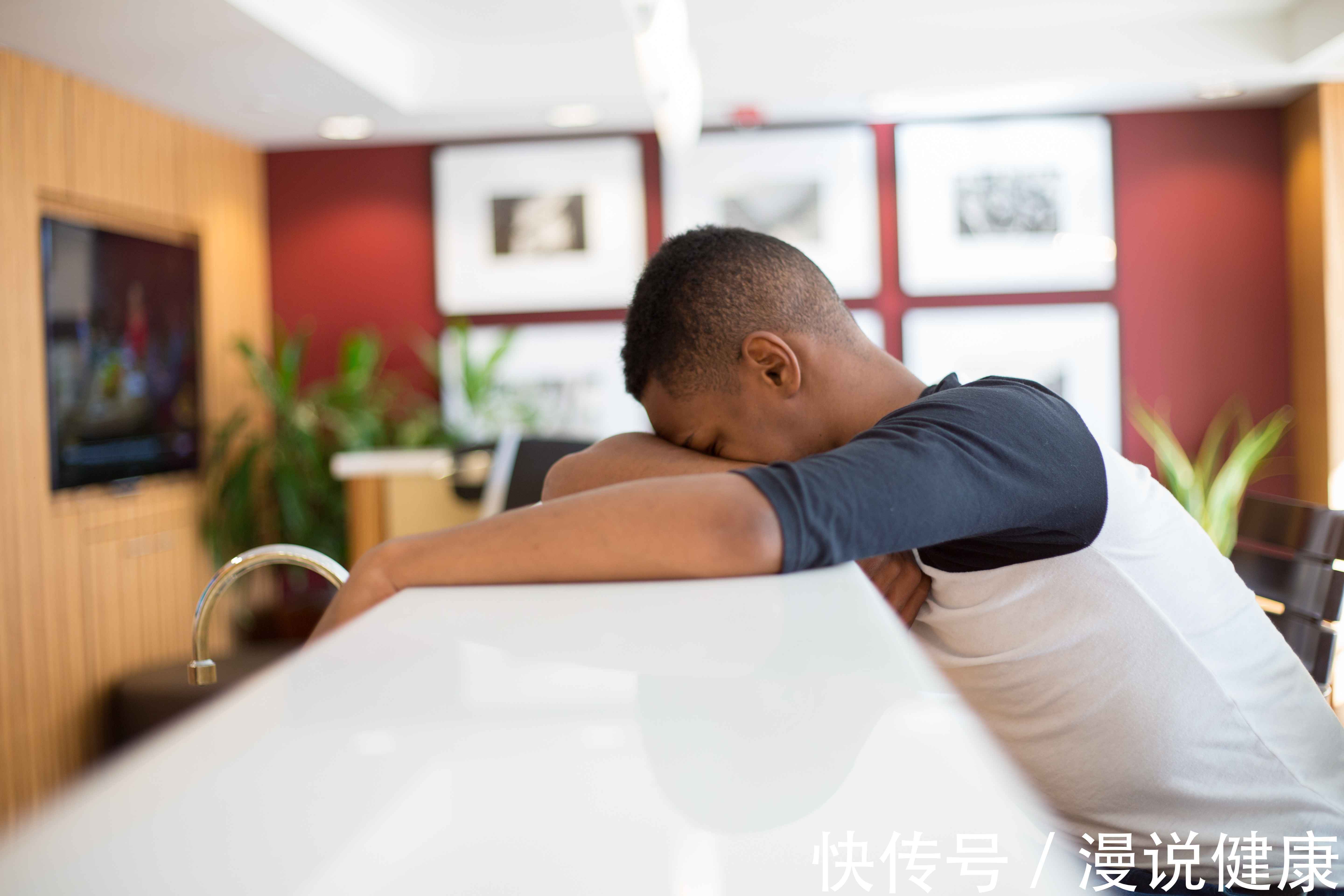 趴着睡觉|中午不睡,下午崩溃?但午睡若是这样方式去睡,还不如干脆别睡!