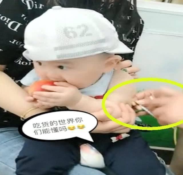 吃货|宝宝打针,全程只知道吃,护士都被逗笑了,网友一个妥妥的吃货