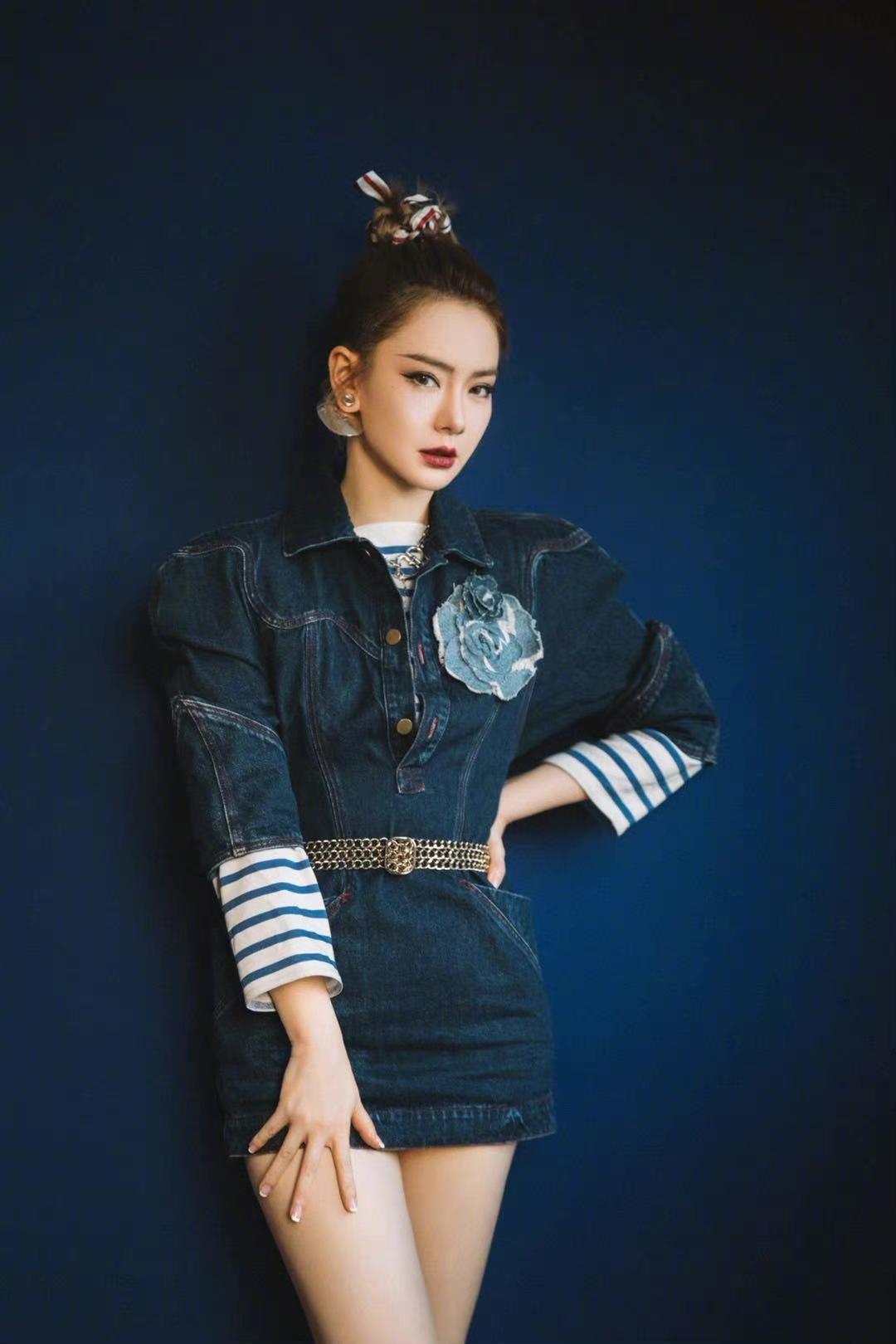 何超莲的长腿真长脸，穿牛仔衬衫配紧身牛仔裤高挑纤瘦，青春活力