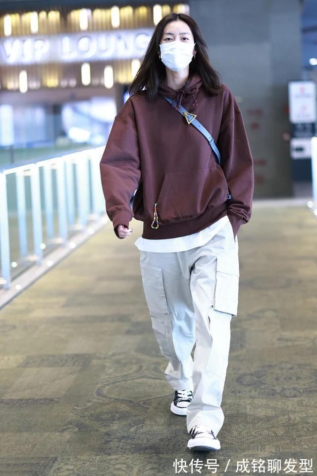 刘雯|刘雯不愧是超模天花板!卫衣搭配工装裤减龄又洒脱,简单却很高级