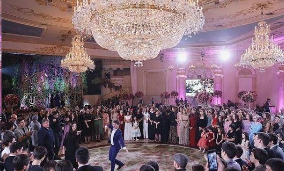 富豪|富豪新娘身着270万婚纱,宛若天仙,多少女孩的梦啊!