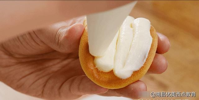 轻轻软软像在捏了朵云，一口下去奶香、醇苦、香甜、微酸