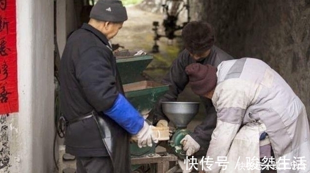 释觉定@隐居深山的老僧:潜心向佛,63年不吃油盐,一件衲衣穿43年