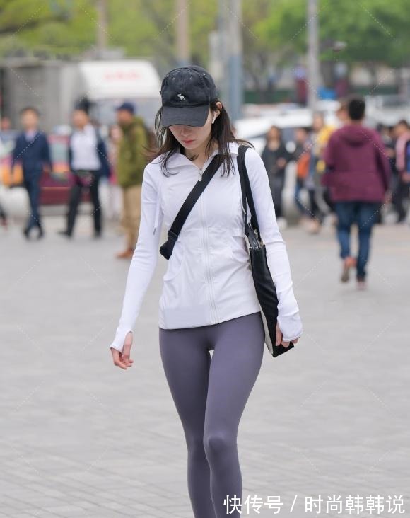 春天 白色卫衣配健美裤,春天也能穿出俊秀的美,时尚修身又显青春靓丽!