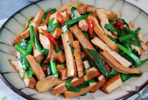 倒入|炒豆腐干时,直接下锅炒是不对的,多做这一步,炒出来柔嫩又入味