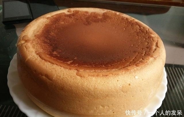 电饭煲蛋糕 起的非常高,材料只需4样 可香了松软好吃