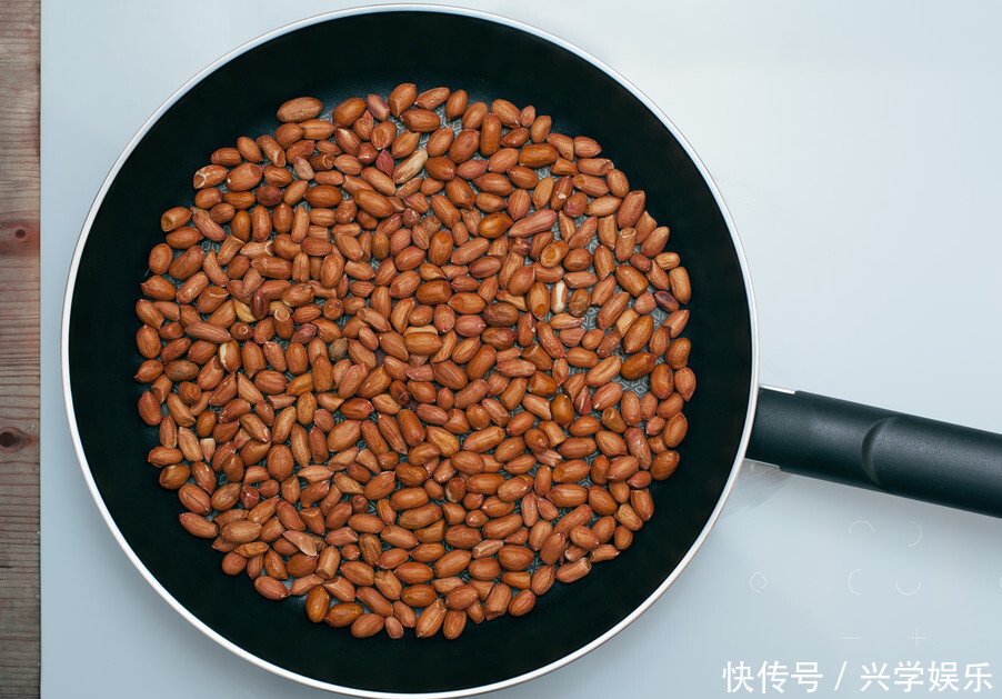 炸花生米，别只会加盐，多加一味料，花生更酥脆，放久了也不回软