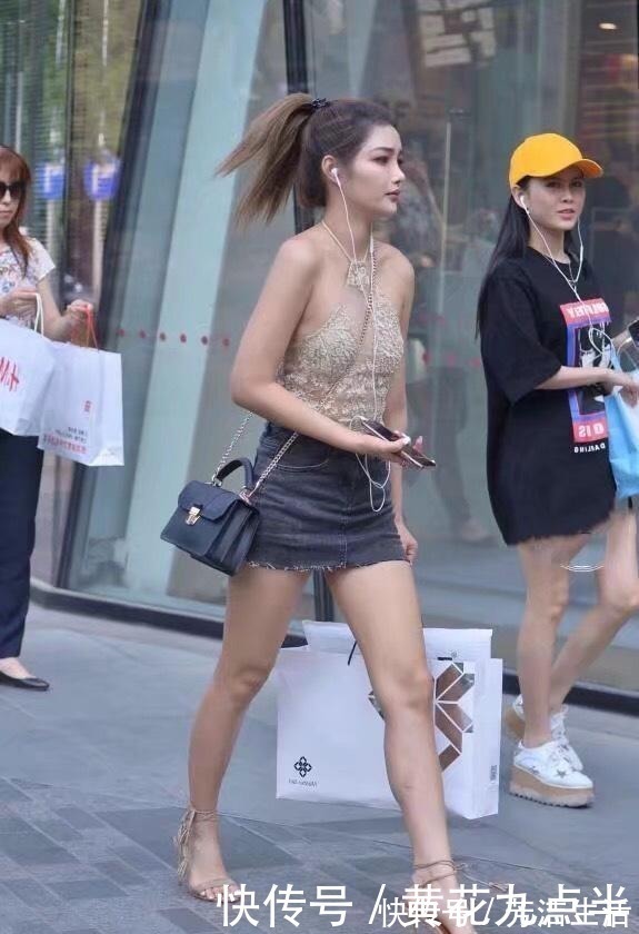 吊带背心|吊带背心搭配牛仔裙,尽显美丽蝴蝶骨,只是妆容有点奇葩