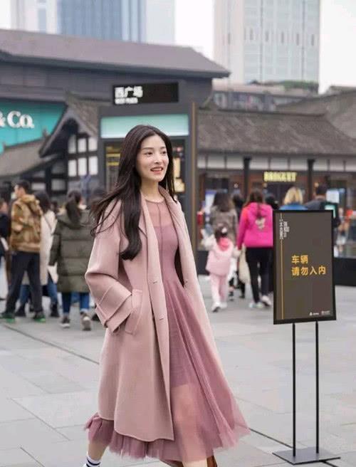 小姐姐|街拍小姐姐牛仔短裤搭配一件格子款的T恤,很有少女范