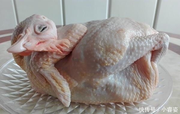 整只鸡丢进电饭锅,不放1滴水,出锅皮香肉滑,做饭不再麻烦!