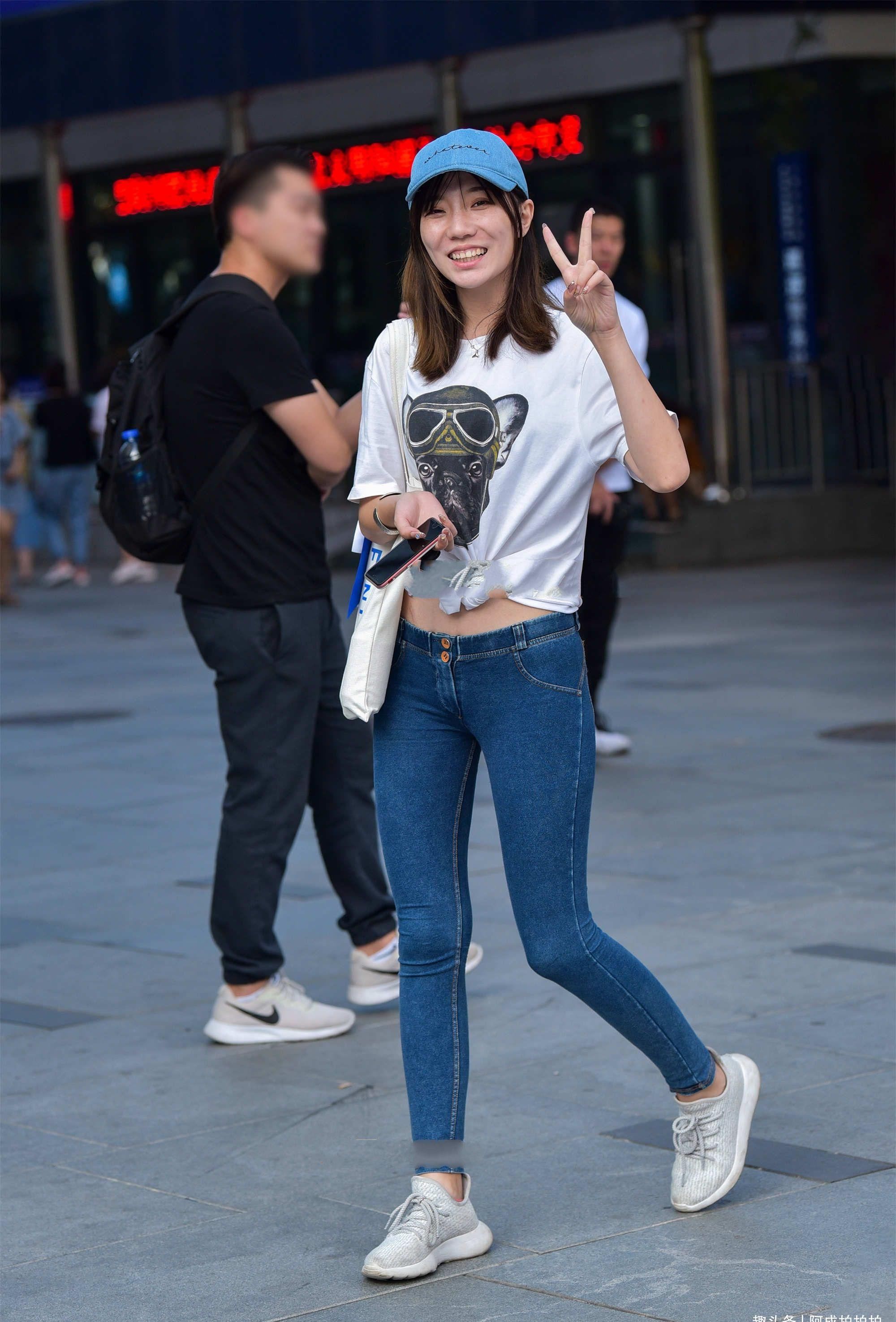 低腰牛仔裤，搭配一件白色短袖，舒适休闲也简单