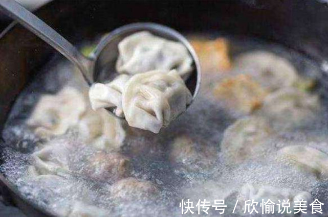 为什么煮饺子总是破皮,其实你只是差了这一步,难怪饺子会撒包!