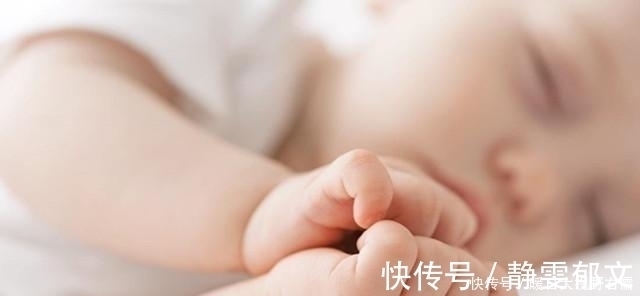 孩子睡觉时总是哭闹,和这4种情况有很大关系,父母要重视