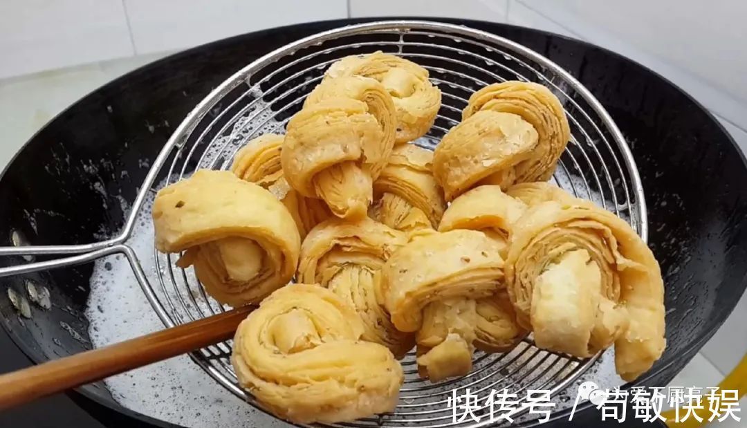 玉米油|以后麻花就这么做，撒1把小茴香，香酥又多层，出锅孩子念念不忘