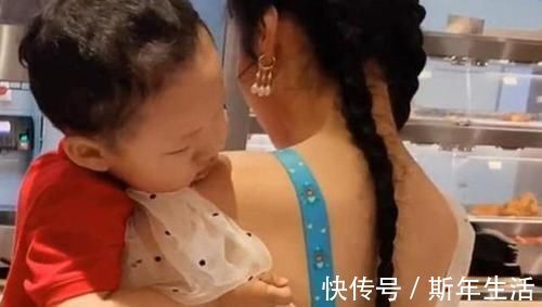 露肩装|“暖男宝宝”火了,宝妈穿露肩装外出,娃担心“走光”不停拉衣服
