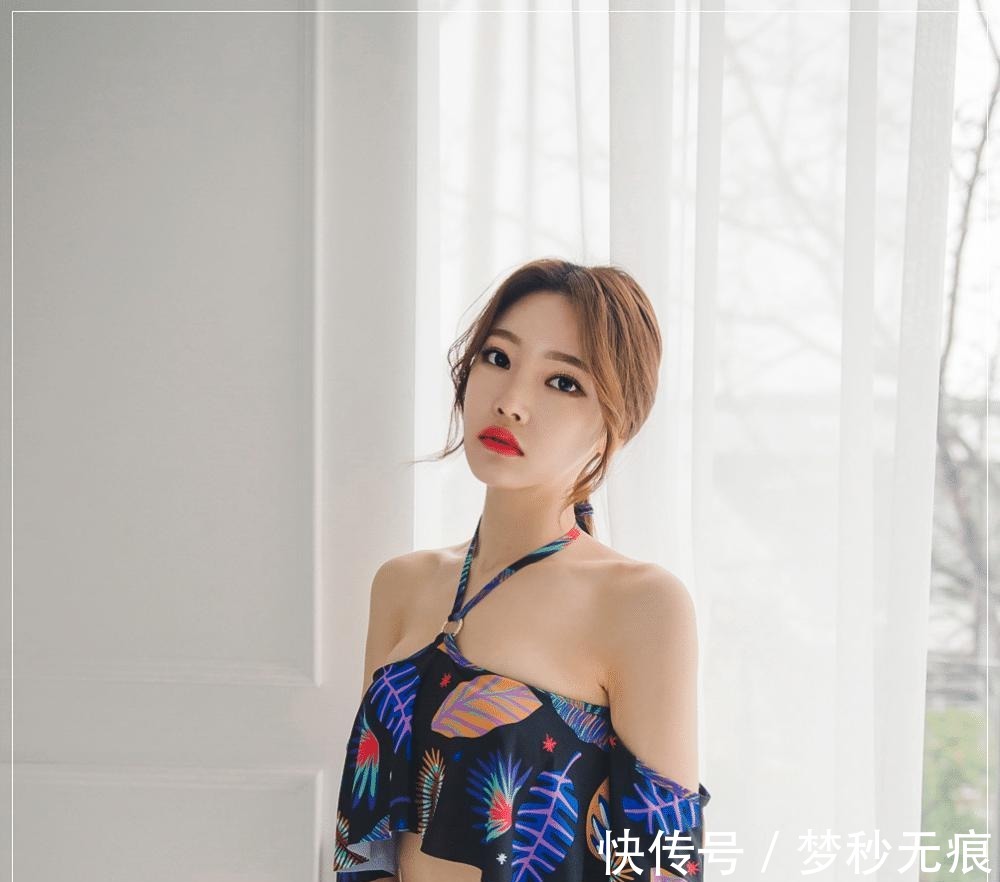 泳衣 身姿纤细立体的泳衣小姐姐,秀气动人,显得女人时尚有气质!