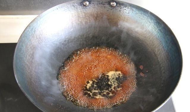 清蒸鲈鱼用热水还是冷水?10个人9个错,难怪鱼肉不鲜且腥味重