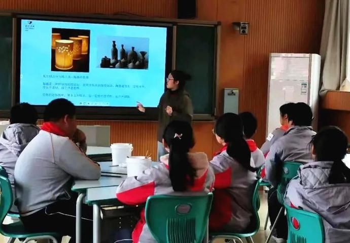  学校|又是别人家的课程，奉贤这所学校的学生自己动手学做釉下彩