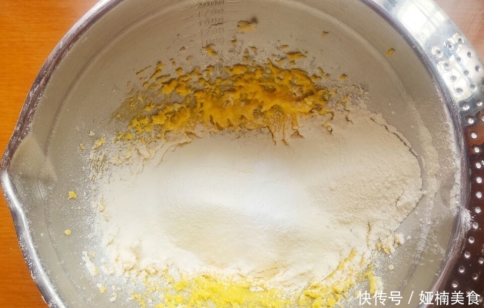 孩子|鸡蛋别再炒着吃了,做成小零食,酥香可口,孩子一口气能吃10个