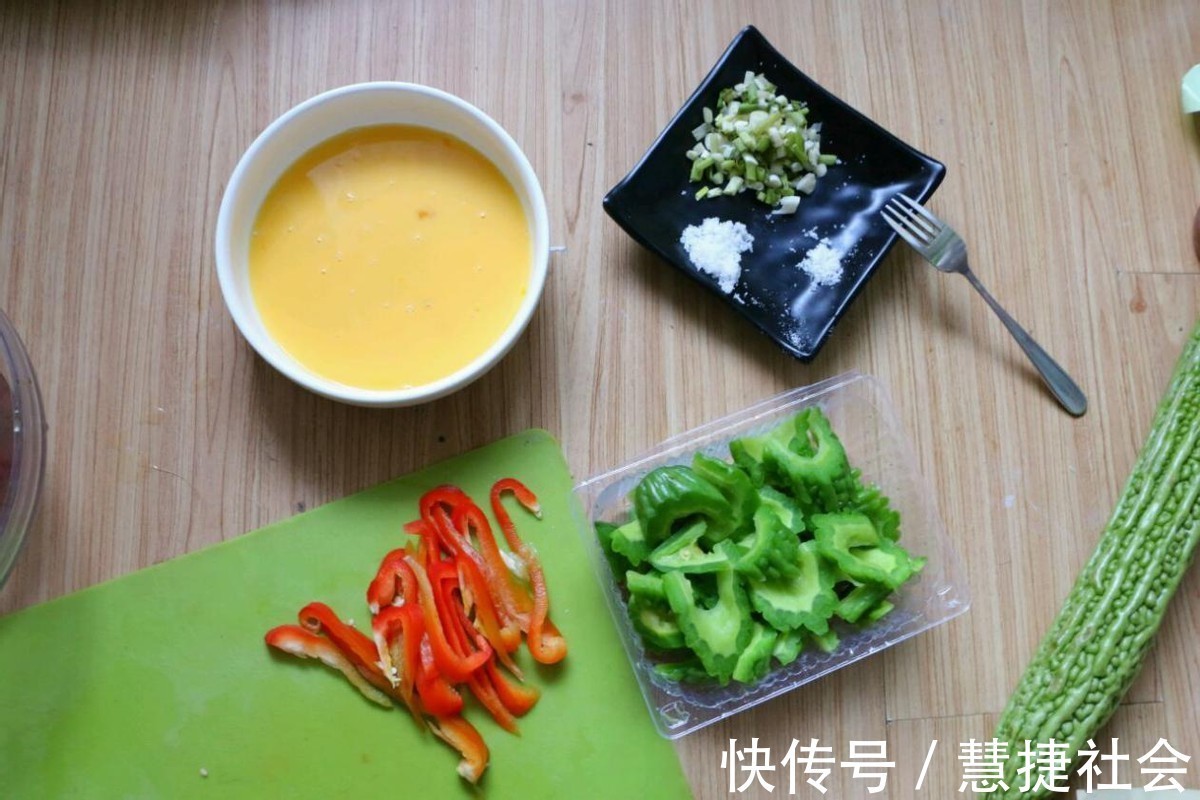 君子菜|苦瓜和鸡蛋红椒一起炒,处理好一点也不苦,小孩也爱吃