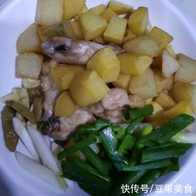 这是酱烧茄子焖土豆最正宗的做法,好吃到爆