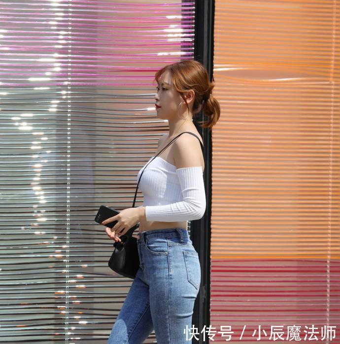 美女穿搭穿紧身牛仔裤，大长腿无人能及，轻松营造女神气息