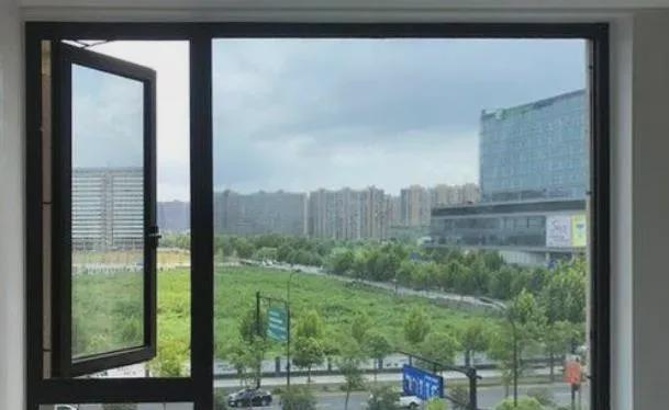 百叶窗|越来越多人家里不装窗帘了,现在流行这样装,美观实用又隐私