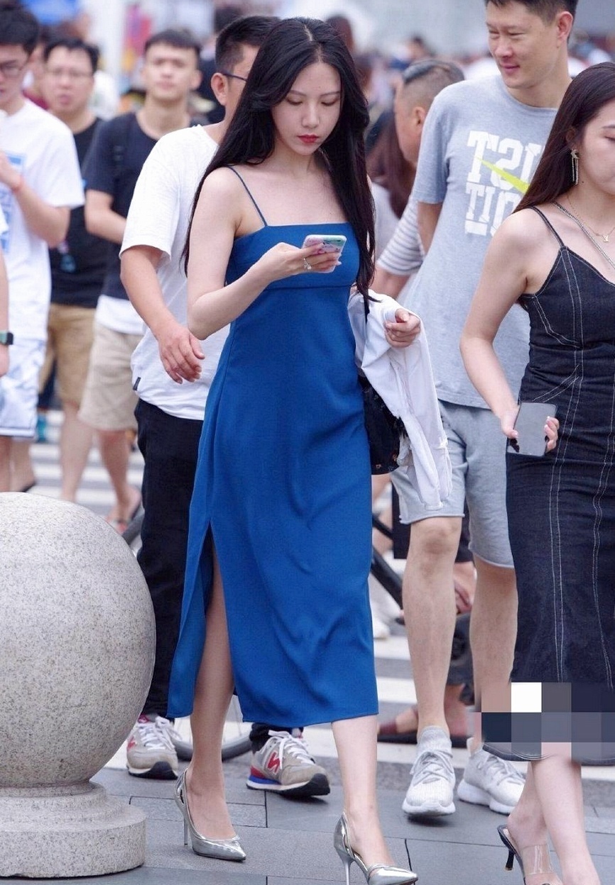 小姐姐穿幽蓝色长裙配银色高跟，显成熟的魅力，女人味十足！