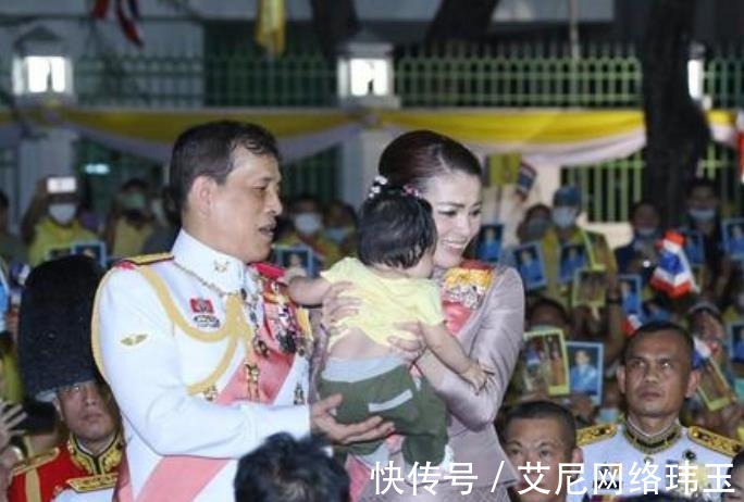 玛哈国王|42岁苏提达是好母亲！将小女孩高高举起，担心被奢华腰封划伤