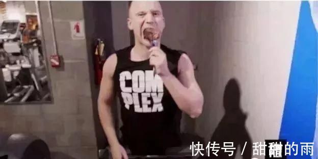 饮食|作死小伙挑战巨石强森5000卡饮食，结果吃到吐了