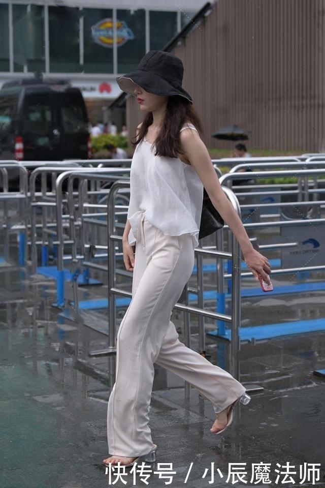 路人街拍，靓女穿小V领的黑色上衣，尽显休闲的时髦范