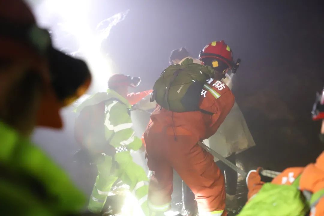 警民|【身边正能量】3名女子登山扭伤膝盖，安吉警民、消防紧急救援……
