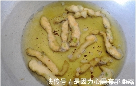厨妹|不用揉面2分钟就做一锅,比买的炸薯条还好吃,加俩鸡蛋个个香嫩