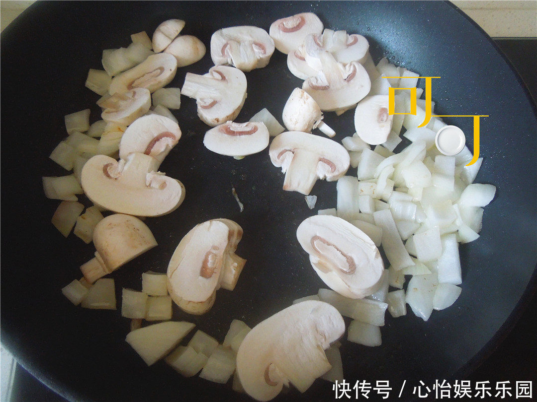 过年|奶油蘑菇浓汤过年家宴来一道经典西式浓汤,老人孩子都爱吃