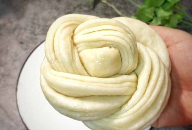 朋友圈这个面食火了,有面粉就能做,不用发面,各个暄软,零失败