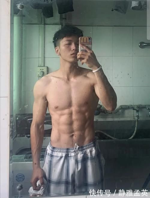 小哥|擁有八塊腹肌人魚線的體育生，網友：不爭氣的眼淚從嘴角流了下來