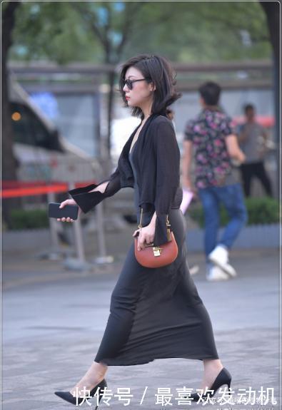 针织短裙 浅蓝色针织短裙+大红手袋,精致典雅,这是什么神仙穿搭