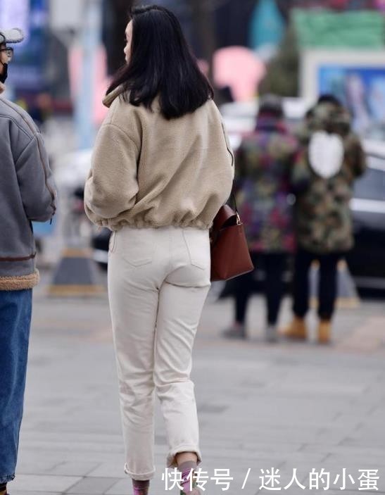 牛仔衬衫搭配灰色打底裤,青春靓丽,活泼可爱