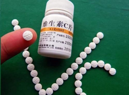 1块钱1瓶,比花肥还好用,浇水时加一片,疯狂长花不黄叶